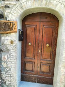 拉迪科法尼Casetta di Ghino的石墙中的木门,带有标志