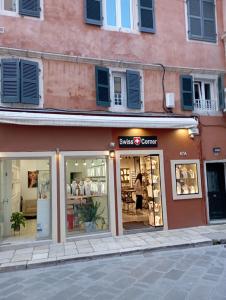 科孚镇Piccolo Centrale的建筑旁边的街道上的商店