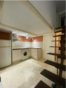 马德里ILE BUENA VISTA EXTERIO的一个带洗衣机和烘干机的大厨房