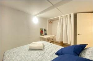马德里ILE BUENA VISTA EXTERIO的一间卧室配有一张床和一张带窗户的书桌