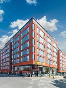 伯明翰Inners City Apartments -On Suites的城市街道上一座大型红砖建筑