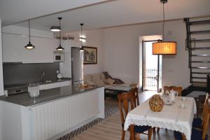 莫雷拉Dúplex Dels Estudis的厨房以及带桌椅的起居室。