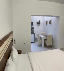 大格拉迪什泰Villa i SPA Stević的卧室配有一张床和一张桌子及椅子