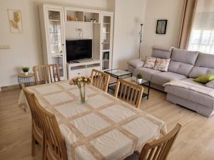 马贝拉Marbella Centro的客厅配有桌子和沙发