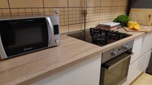 萨格勒布APARTMAN MARIO - ARENA ZAGREB的厨房柜台配有微波炉和炉灶。