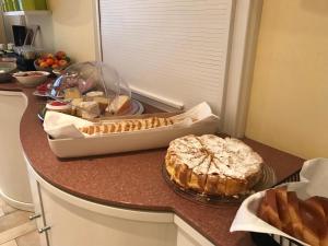 BoncourtDomaine de Mont-Renaud的厨房柜台,上面有蛋糕和面包