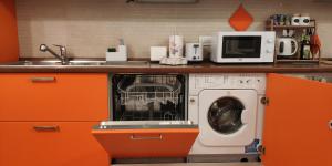 罗马Terrazza di San Paolo的厨房配有洗衣机和微波炉。