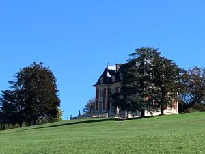 BoncourtDomaine de Mont-Renaud的草山顶上的大房子