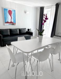 那不勒斯Il Molo的客厅配有白色的桌椅