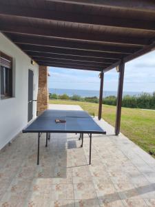 吉奥塔略Villa Dei Fiori Kiotari的遮阳篷下天井上的乒乓球桌