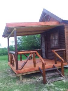 瓜莱瓜伊Chacra Mandala的大型木制甲板,设有小房子