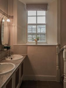 阿比莱克斯Preston House的一间带两个盥洗盆和窗户的浴室