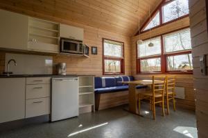 SevelHedelandets Camping的厨房以及带桌椅的用餐室。