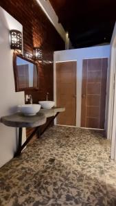 La LagunaParadiso Hostel的浴室设有2个水槽和2面镜子