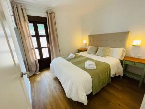 扎哈拉La Buganvilla的一间卧室设有一张大床和一个窗户。