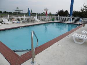 Grand RiversPatti's Inn and Suites的一个带椅子和围栏的大型游泳池
