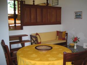 圣克洛德莱斯苏铁度假屋的用餐室配有黄色的桌子和椅子