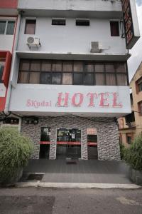 士姑来OYO 1010 Skudai Hotel的一座标有酒店标志的建筑