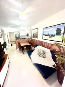 阿拉亚尔-杜卡布Arraial do Cabo - Condomínio com cara de Resort的客厅配有床和桌子