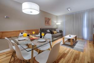 圣卡洛斯-德巴里洛切AMANCAY DEL LAGO - Apartamento a Orillas del Lago的用餐室以及带桌椅的起居室。
