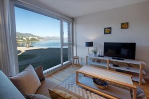 圣卡洛斯-德巴里洛切AMANCAY DEL LAGO - Apartamento a Orillas del Lago的享有大海美景的客厅