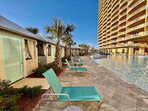 Brand New Calypso Resort Tower 3! Sleeps 9! Free Beach Chair Service! by Dolce Vita Getaways PCB内部或周边的泳池