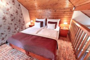 代姆延厄格里科罗纳博哈兹厄斯健康酒店的木制客房内的一间卧室配有一张大床