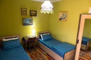 撒马尔罕Old Radio hostel的客房设有两张床和一张桌子及椅子