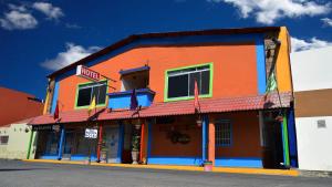 巴耶斯城Kali Huasteca Posada的街道拐角处的多彩建筑