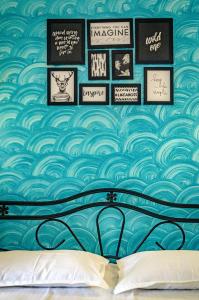 安君纳Casa De Mor Villa with Pool的一间卧室设有蓝色墙壁和波浪壁画