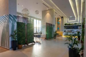 迪拜Avani Ibn Battuta Dubai Hotel的大堂拥有绿色的墙壁和植物