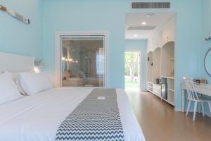 柴老海滩佩吉湾度假酒店的一间带大床的卧室和一间浴室