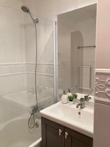 格乔Amplio y Elegante en Las Arenas的白色的浴室设有水槽和淋浴。