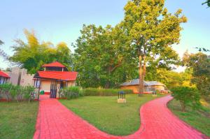 MānpurBundela Bandhavgarh by Octave的公园前的红砖路