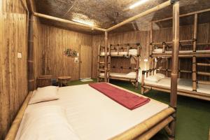 Kampong Labohan DagangTadom Hill Resorts的一间卧室配有两张双层床。