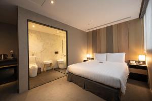 台北台北东旅的一间酒店客房 - 带一张床和一间浴室