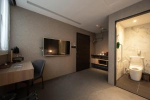 台北台北东旅的客房设有带卫生间的浴室和书桌。