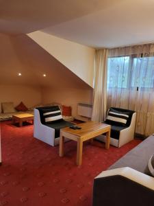 特里亚夫纳布拉斯言大厦酒店的客厅配有两张沙发和一张桌子