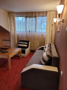 特里亚夫纳布拉斯言大厦酒店的酒店客房设有沙发和桌子