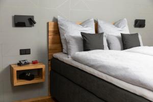 奥尔登堡Boarding Cube Oldenburg的一间卧室配有带白色床单和枕头的床。
