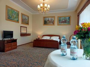 克雷尼察Victoria Cechini的一间酒店客房,配有一张床和两张桌子
