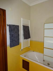 Vila ChãFerienhaus Casa do mar mit seitlichem Meerblick的带浴缸的浴室和窗户。