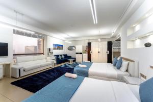 迪拜Dubai Jbr Amazing Penthouse With Stunning View的一间带两张床的卧室和一间客厅
