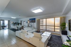 迪拜Dubai Jbr Amazing Penthouse With Stunning View的客厅配有白色家具,享有海景。