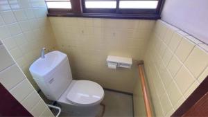 下关BRIDGE Share House的一间带卫生间和窗户的小浴室