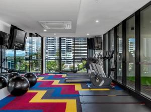 黄金海岸Koko luxury apartment in Broadbeach的一间健身房,内设一间多彩的地毯