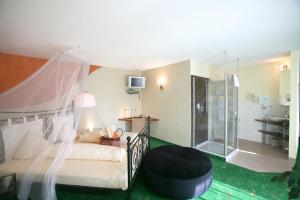 WilgartswiesenHotel Am Hirschhorn - Wellness - Spa - and more的一间卧室设有天蓬床和一间浴室。