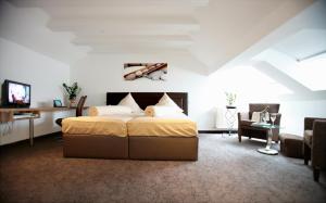 WilgartswiesenHotel Am Hirschhorn - Wellness - Spa - and more的一间卧室设有一张床和一间客厅。