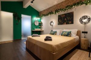锡米Green Symi Apartment的一间卧室设有一张带绿色墙壁的大床