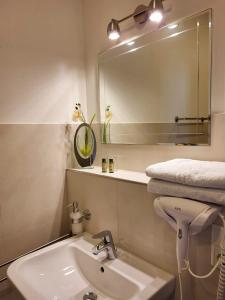 帕德博恩Lutz Motel的一间带水槽和镜子的浴室